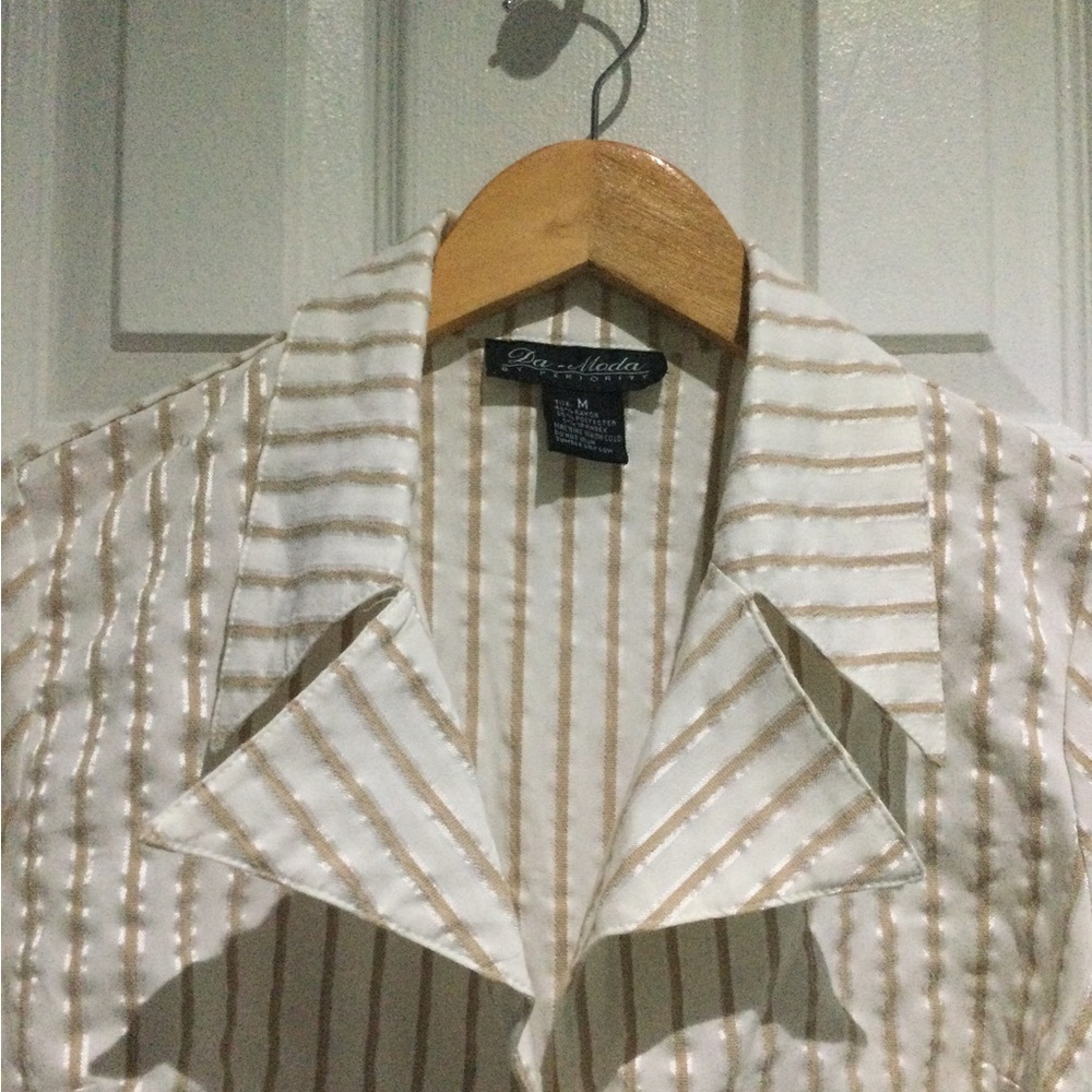 Da Moda Women’s Stylish Cream Blazer with Textured Pattern and Wide Lapel - Picture 3 of 5